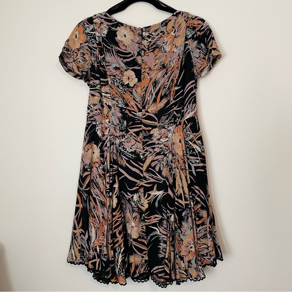 Minkpink | Black Beige and Orange Floral A-Line Short Sleeve Dress | Medium - Picture 4 of 4